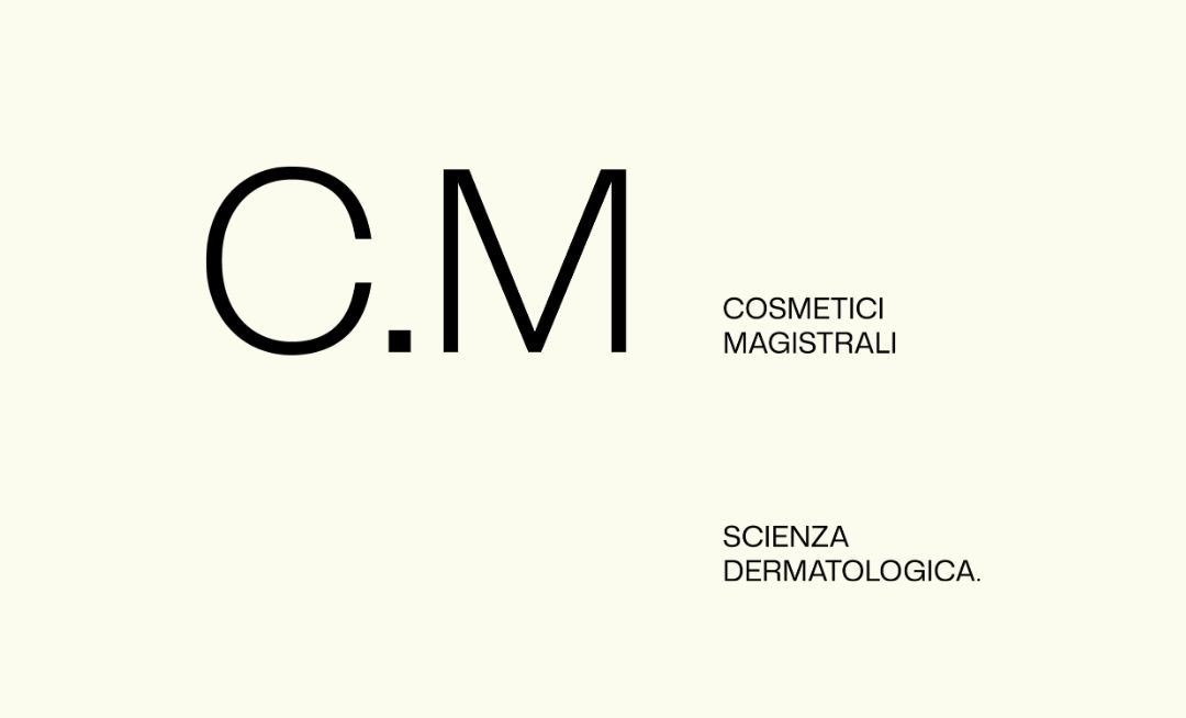metà volto di una donna con spot di crema applicati sullo zigomo